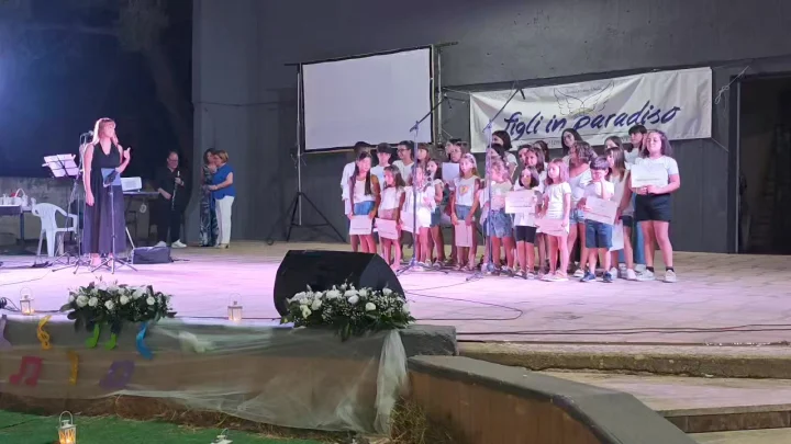 Un momento toccate della serata organizzata dall'associazione Figli in Paradiso, i bambini cantano insieme alla loro ins