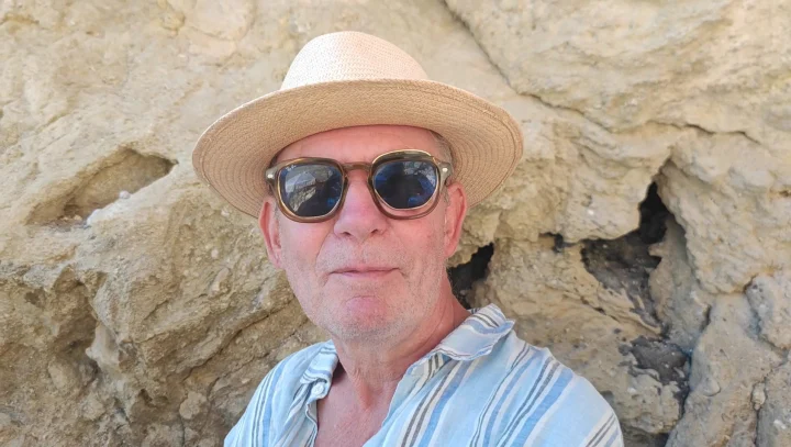Il signor Alix Claude cittadino Francese si racconta in totale relax alla spiaggia centro gradini di Porto Miggiano