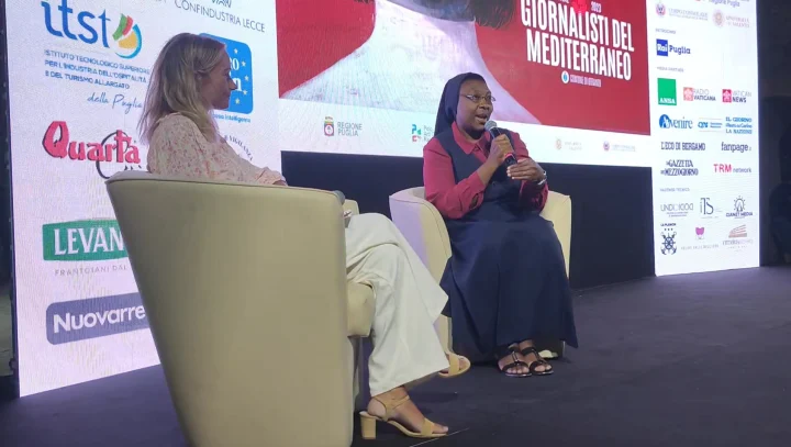 Suor Angel Bipendu si relaziona con il pubblico del Festival Giornalisti del Mediterraneo