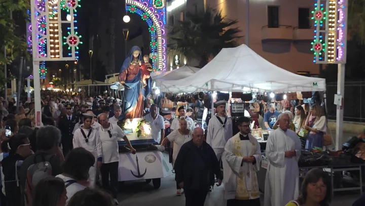 La Madonna dell'Altomare portata a spalla per le strade della città.