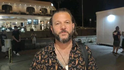 Giancarlo Paglialunga del Canzoniere Grecanico Salentino invita tutti a venire a ballare ad Otranto alla Sagra del Centr