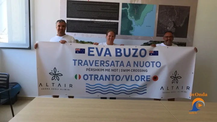 Eva Buzo. Traversata a nuoto #OtrantoVlore.