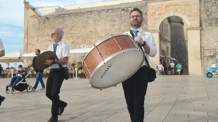 La banda suona le sue note per le strade di Otranto, un modo simpatico per intrattenere i turisti che hanno scelto la ci