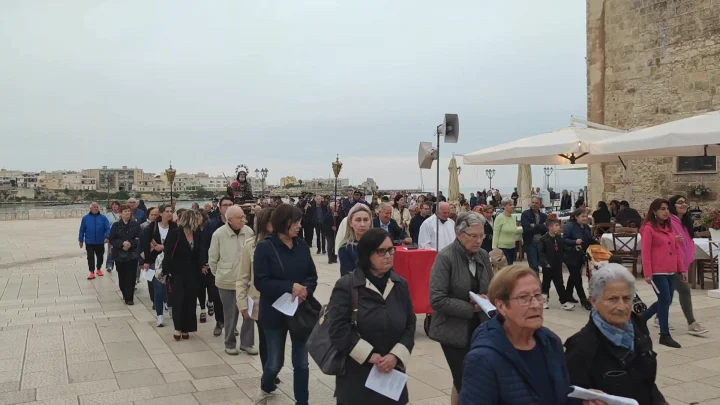 San Francesco di Paola, compatrono di Otranto viene portato in processione per le strade della città.
