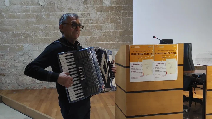 Intervento musicale di Paolo Ricciardi in occasione della presentazione del libro "Pensieri dal Silenzio" di Virginia Ca