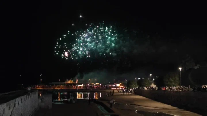 La batteria finale dei fuochi d'artificio in onore della Madonna dell'Altomare