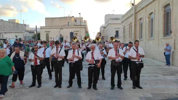 La banda vicino al Municipio prima di raggiungere la Cattedrale per la processione dei Santi Martiri di Otranto