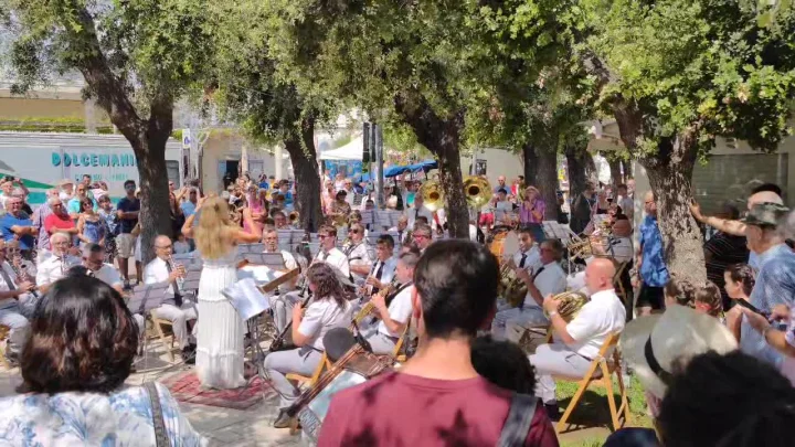 Bellissimo il matinée bandistico che questa mattina ha visto la Banda di Conversano esibirsi nella villa comunale di Otr