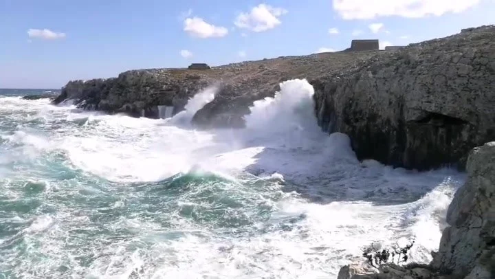 Mare in tempesta nel canale d'Otranto, località Orte.