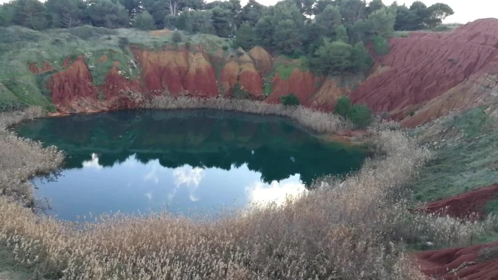 Il lago di bauxite