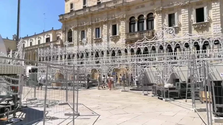 Piazza Duomo. Proseguono gli allestimenti con  luminarie Salentine, la capitale del barocco è pronta ad accogliere la sf