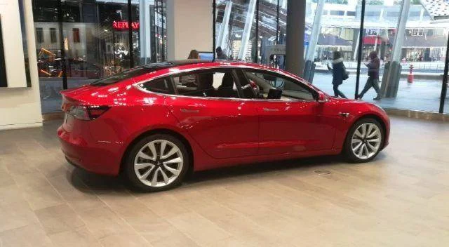 Milano, concessionaria Tesla